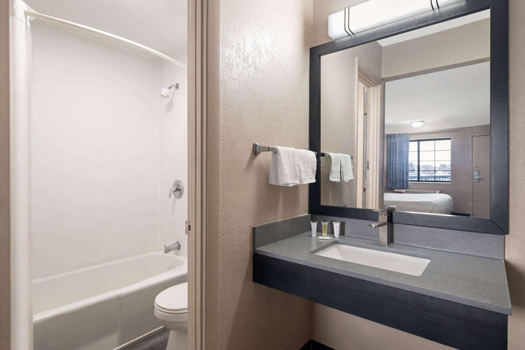 Days Inn & Suites By Wyndham Kokomo Exterior foto